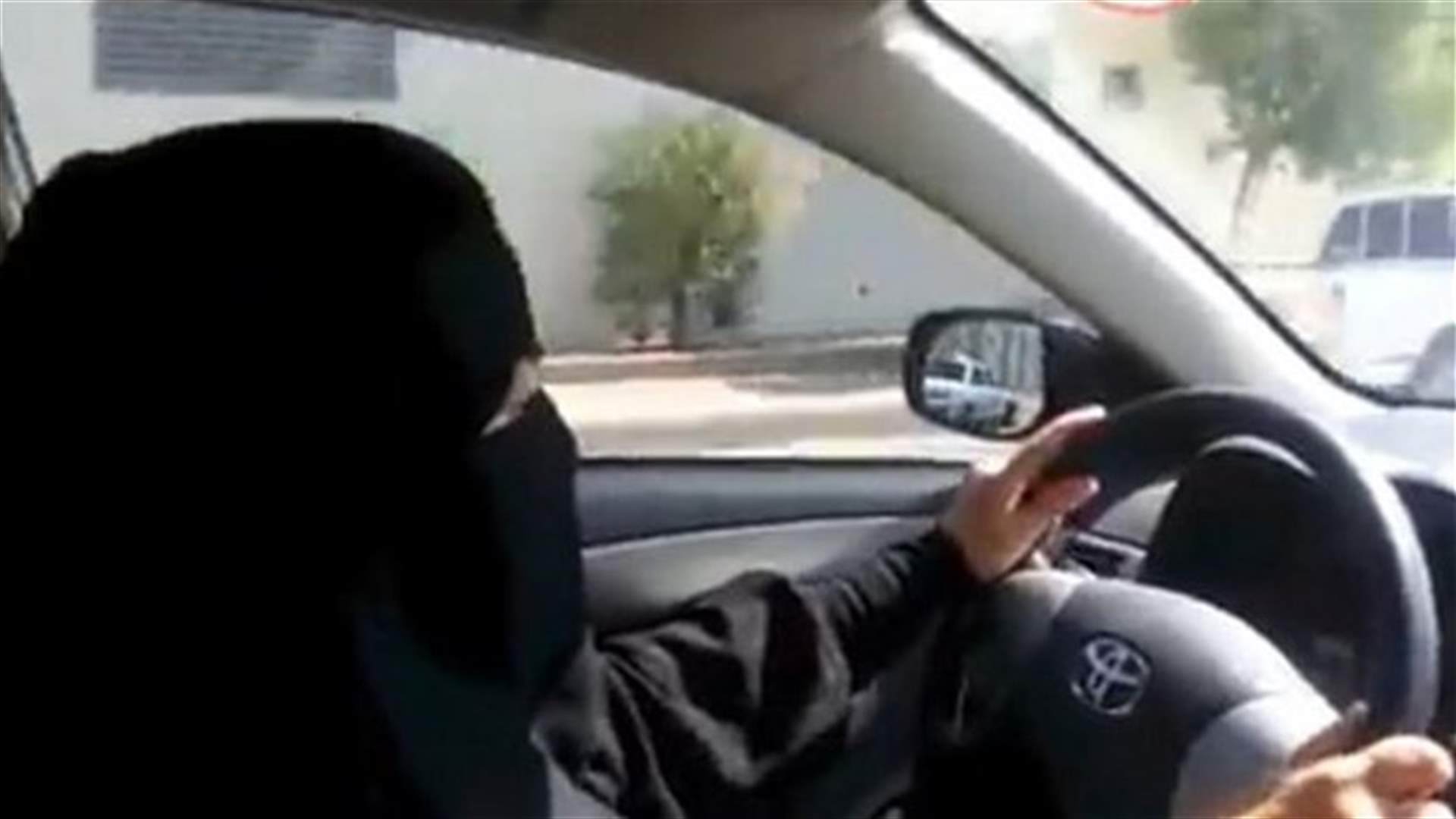 امرأة سعودية تتحدى الحظر على قيادة السيارات وزوجها يدفع غرامة