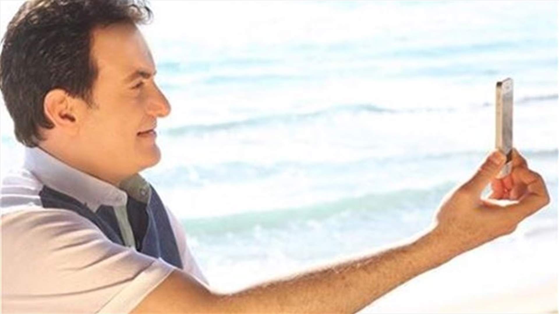 محمد اسكندر يغنّي للـ"Selfie".. "العالم جنّت"