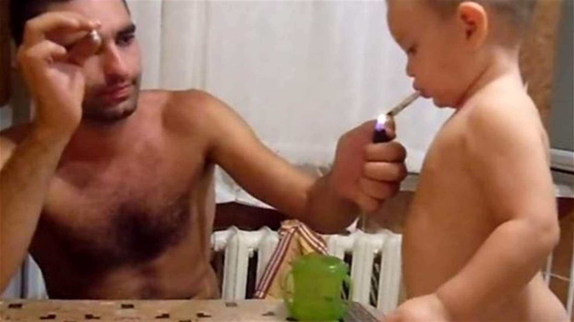 بالفيديو: والد يشعل سيجارة لابنه الرضيع ويشجعه على التدخين