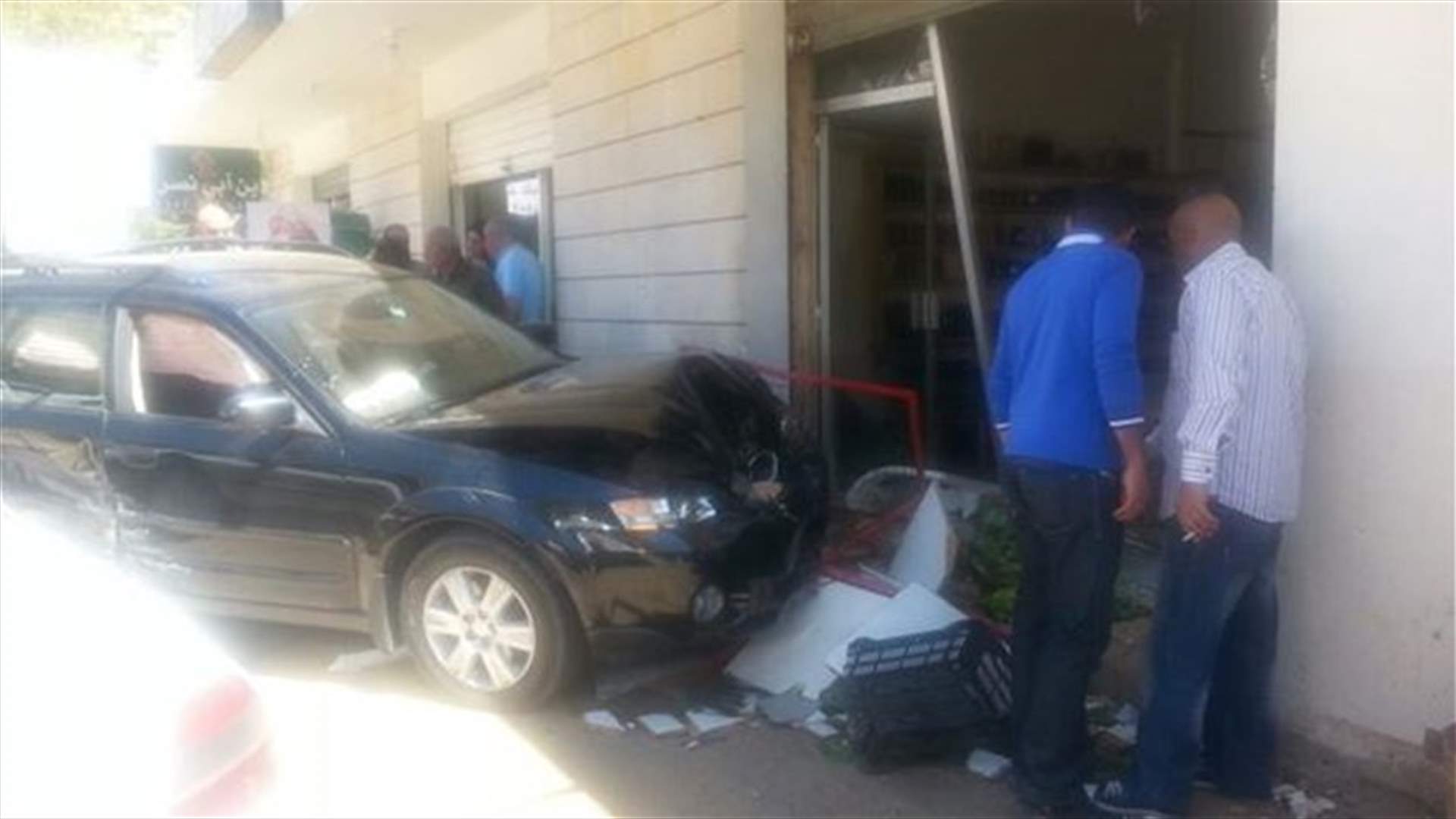 سيارة تقتحم محلا للخضار على اوتوستراد حراجل