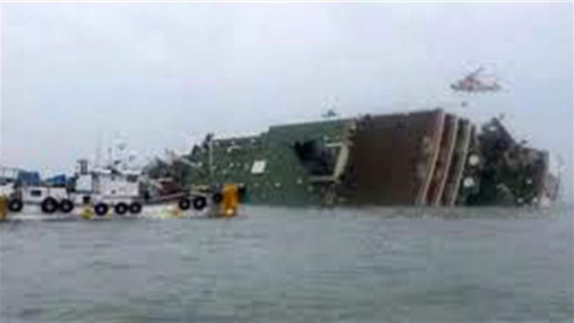 Divers looking in new rooms of South Korean ferry