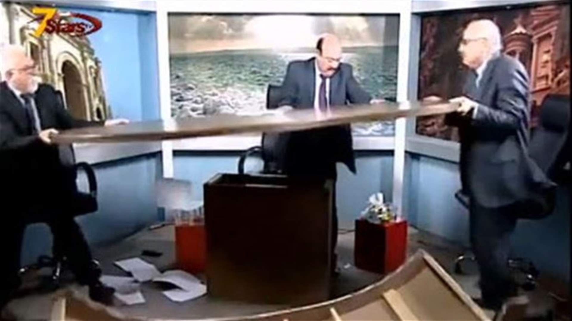 بالفيديو...شجار وتكسير طاولة على الهواء مباشرة