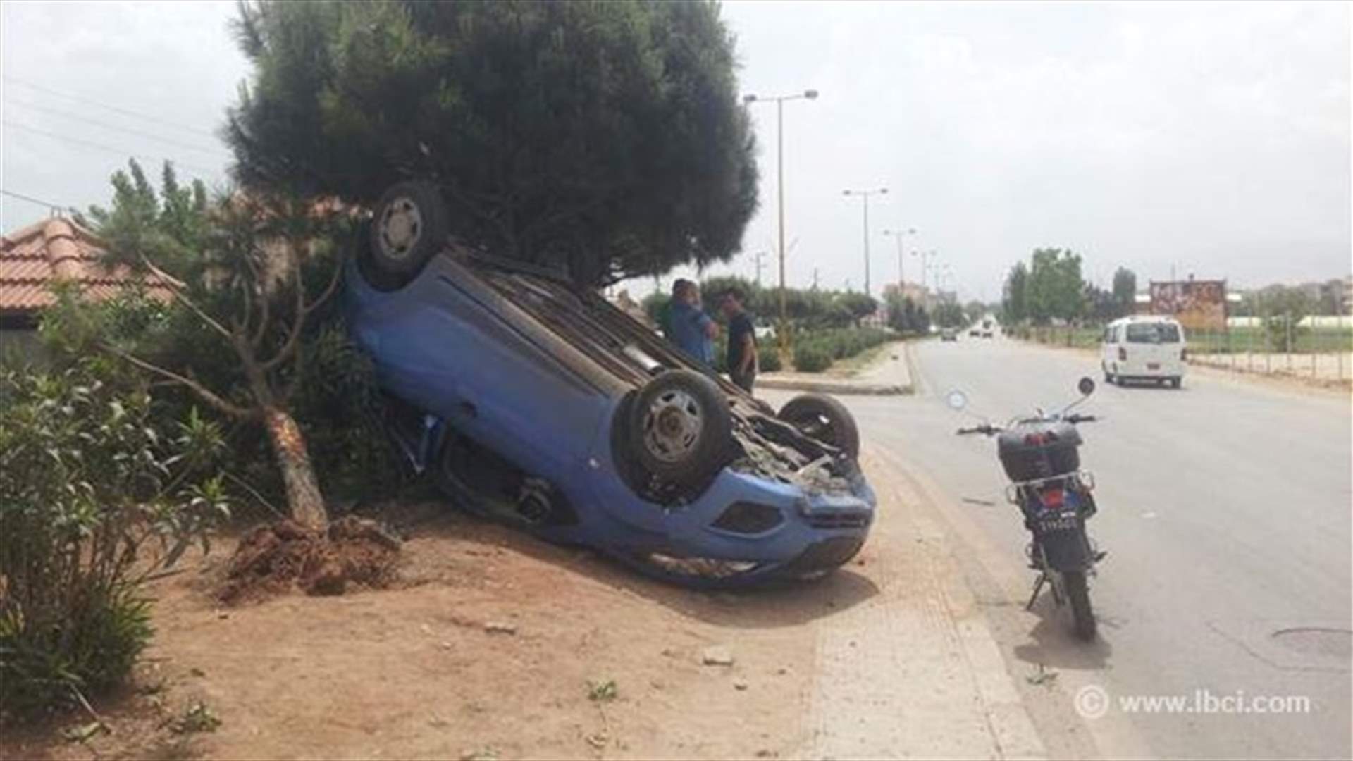 جريحان بانقلاب سيارة على اوتوستراد زحلة