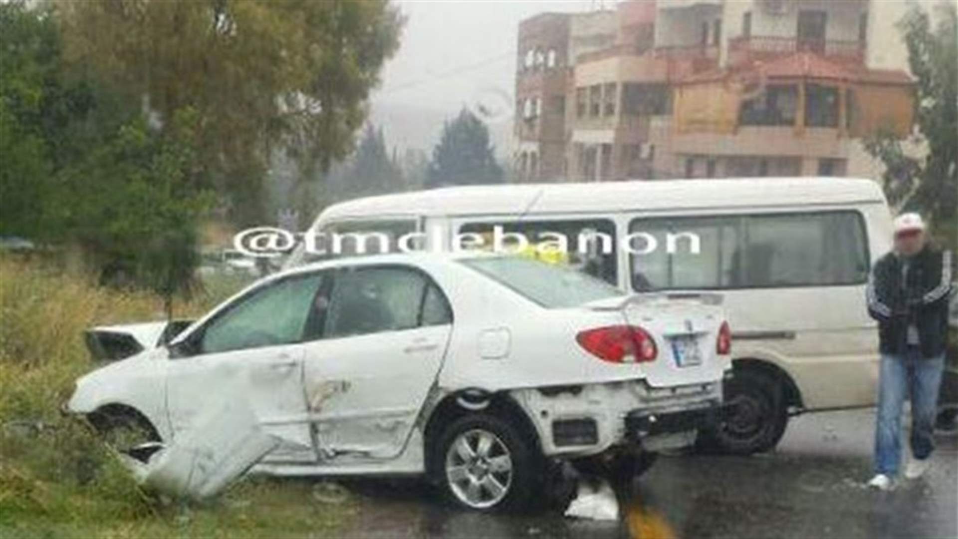جرحى بحادث اصطدام بين سيارة وباص لنقل الطلاب بصور