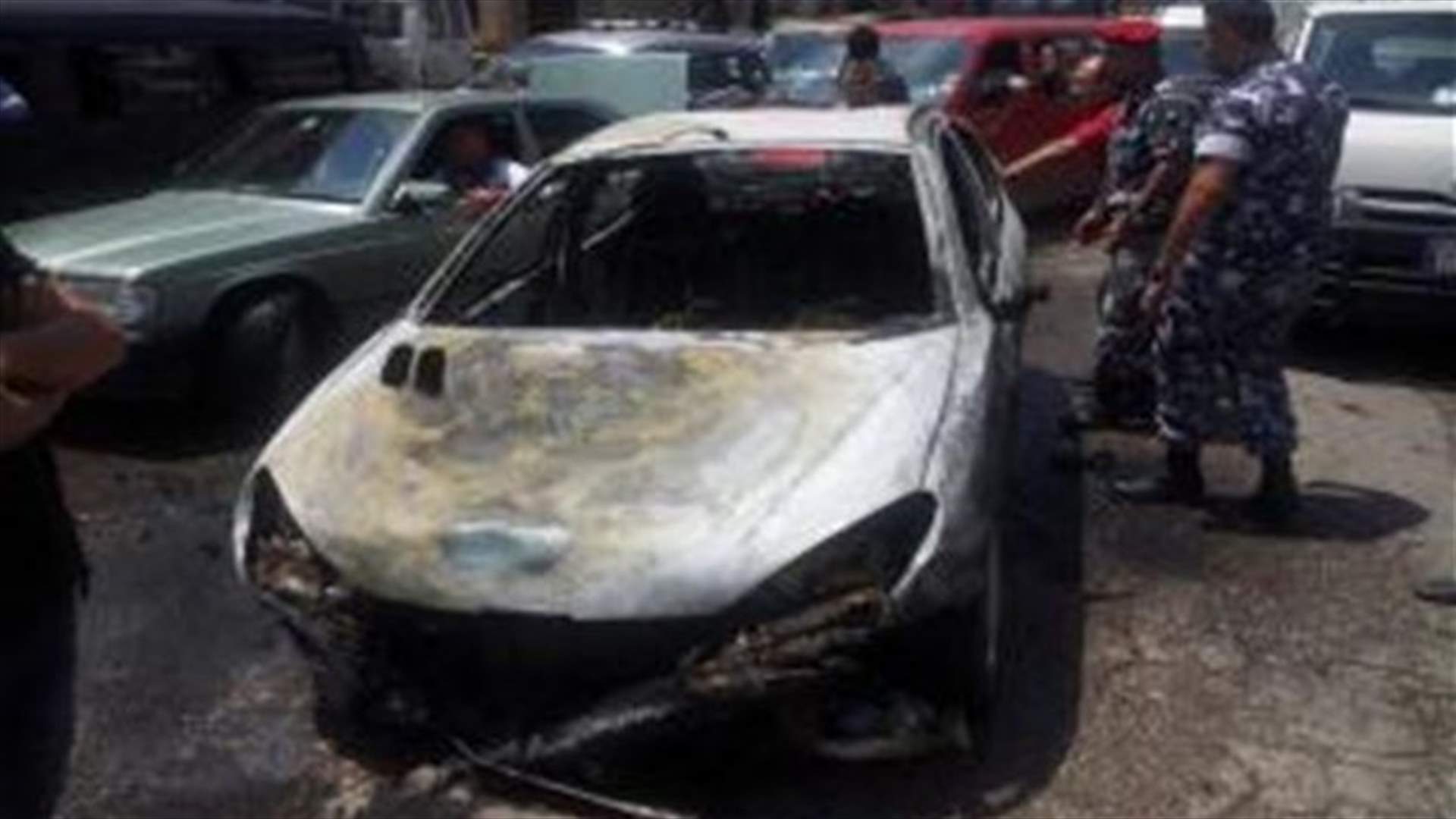 احتراق سيارة على طريق عام منيارة حلبا..ونجاة سائقها بأعجوبة
