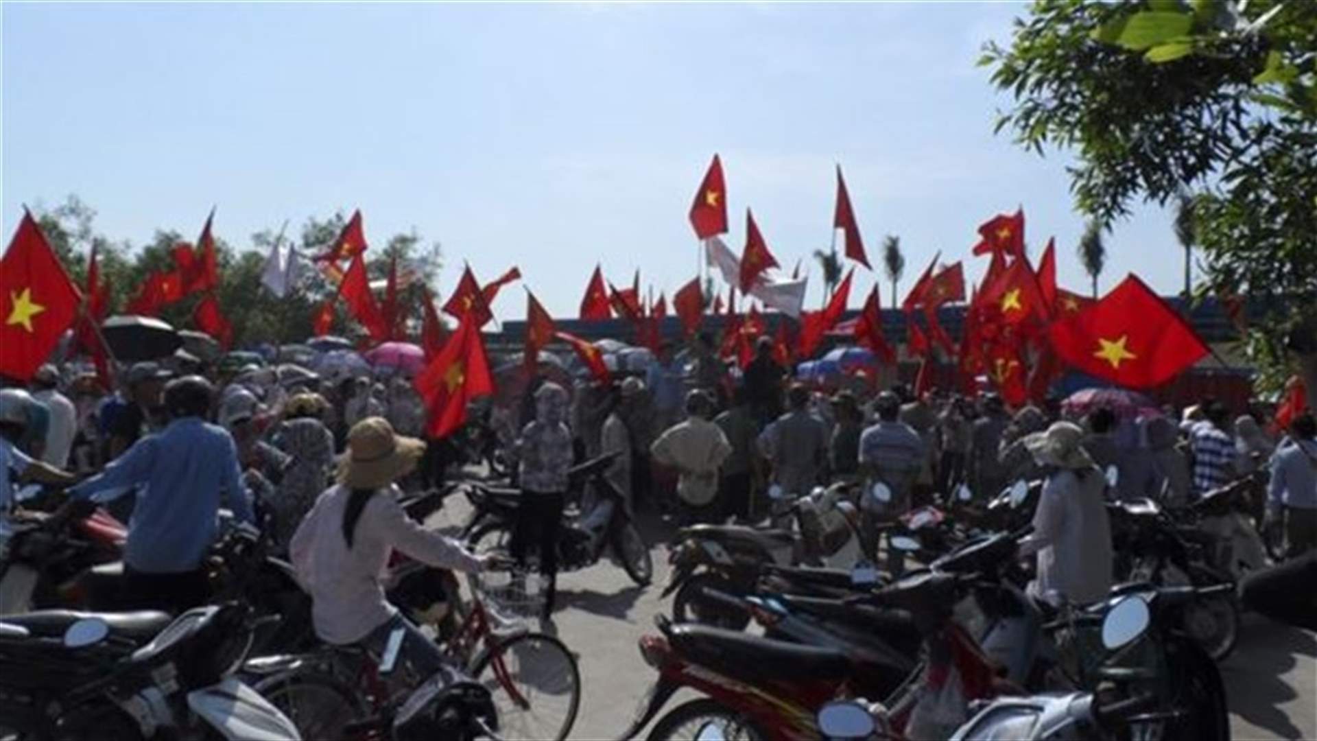 Hundreds of Chinese enter Cambodia, fleeing Vietnam violence - police 
