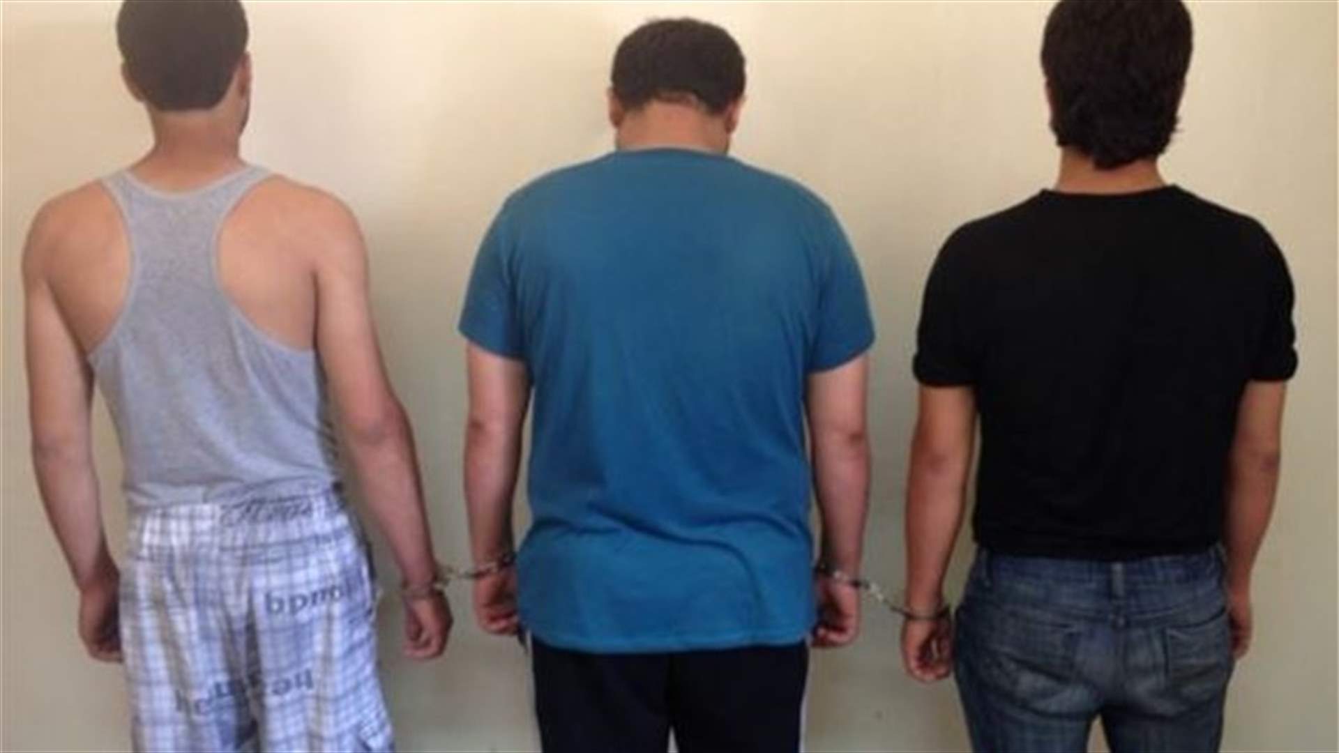 يسرقون بعد تشتيت انتباه الضحايا بأسلوب خفي...