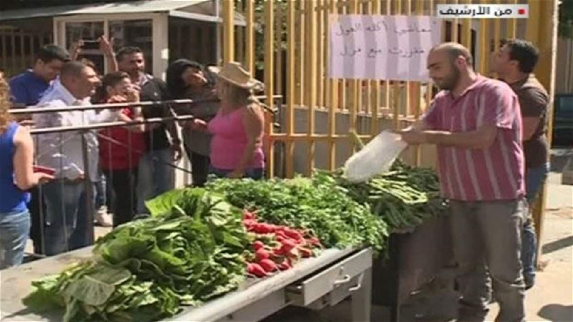 عمال غب الطلب أقفلوا مداخل مؤسسسة كهرباء لبنان