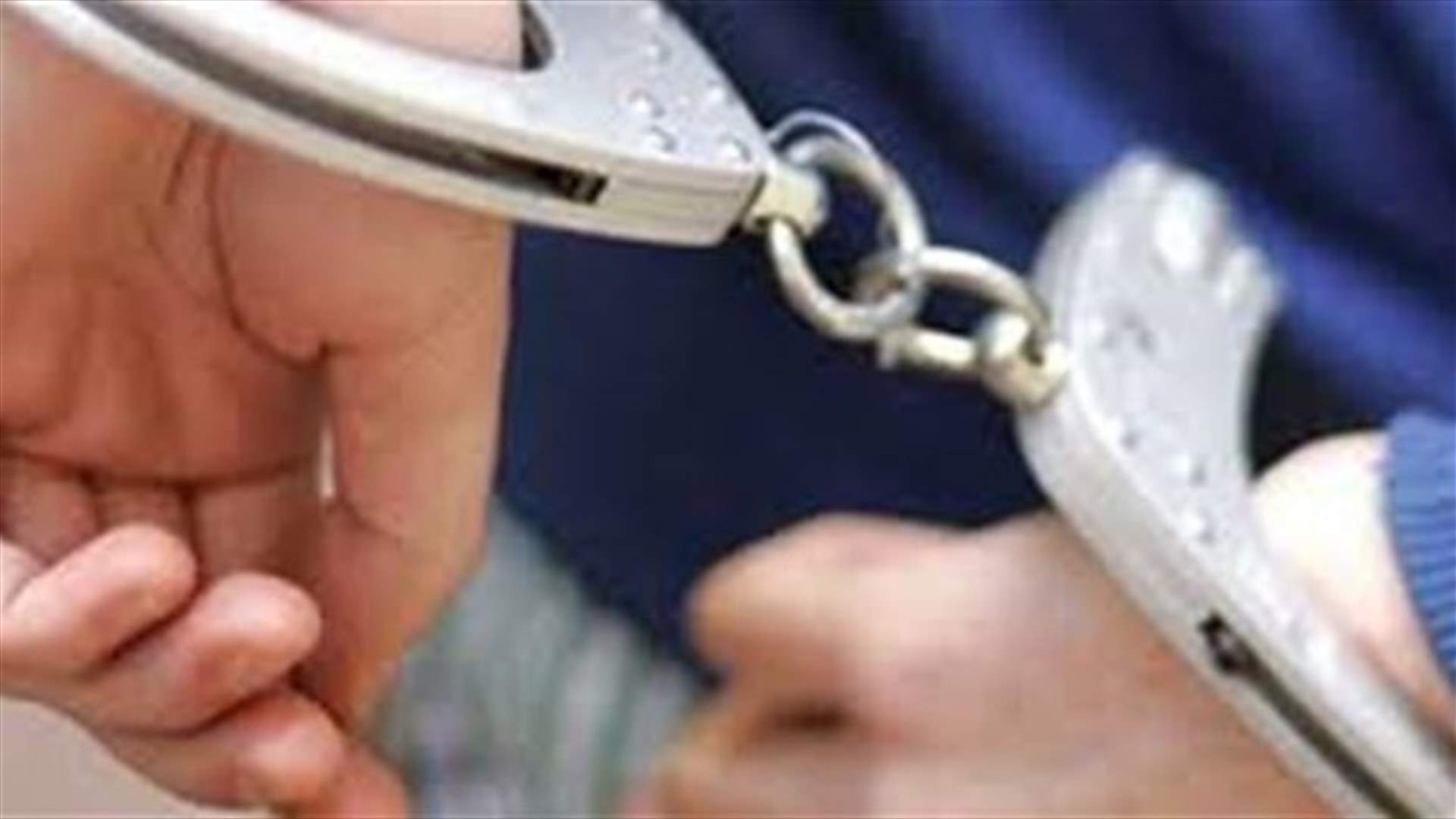 القاء القبض على رجل بزي امرأة في عين الحلوة 