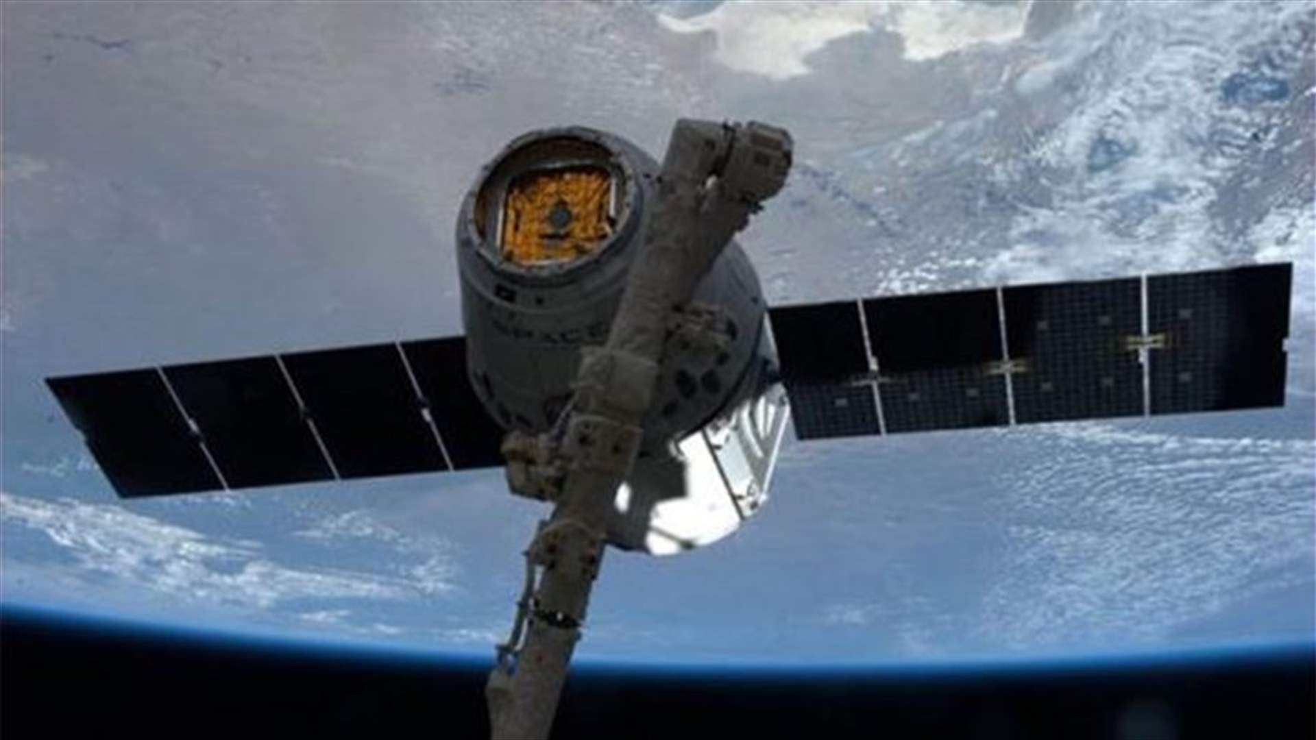 SpaceX Dragon splashes down to Earth from space station