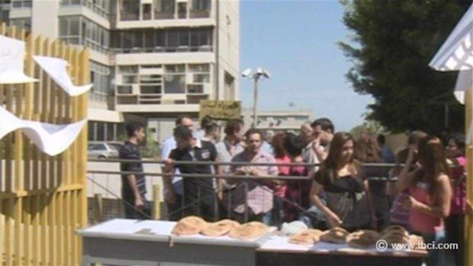 عمال غب الطلب في مؤسسة كهرباء لبنان يبيعون الكعك