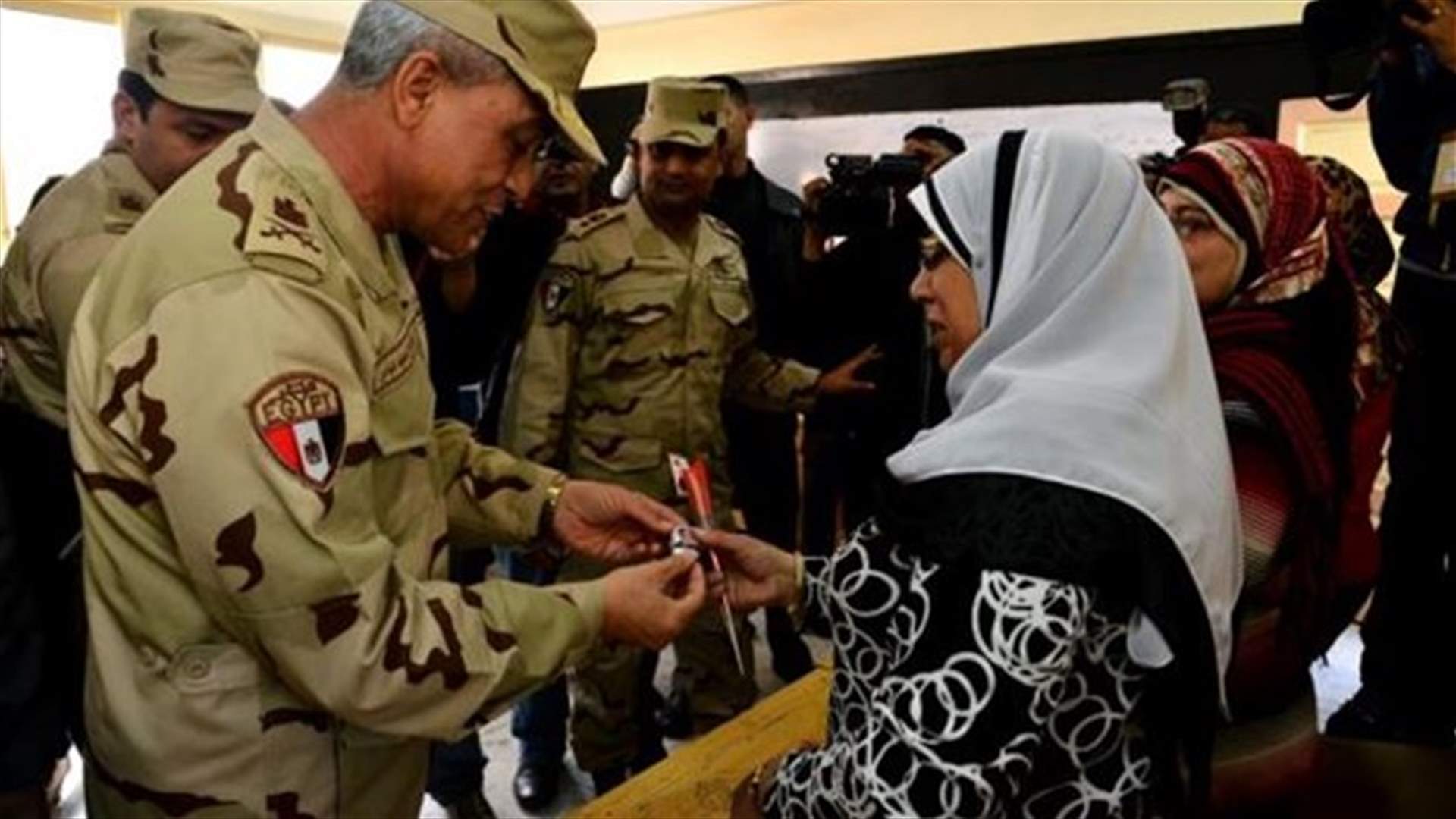 In Egypt, poll finds slim majority back Sisi 