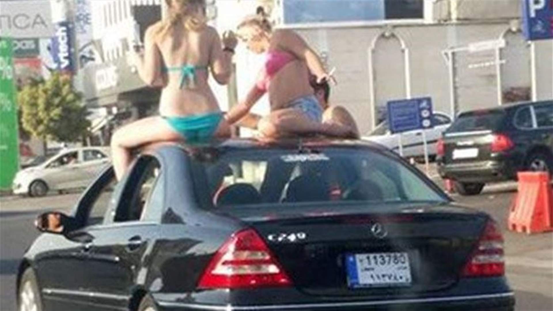مفرزة سير جونية حجزت سيارة الفتاتين بلباس البحر 