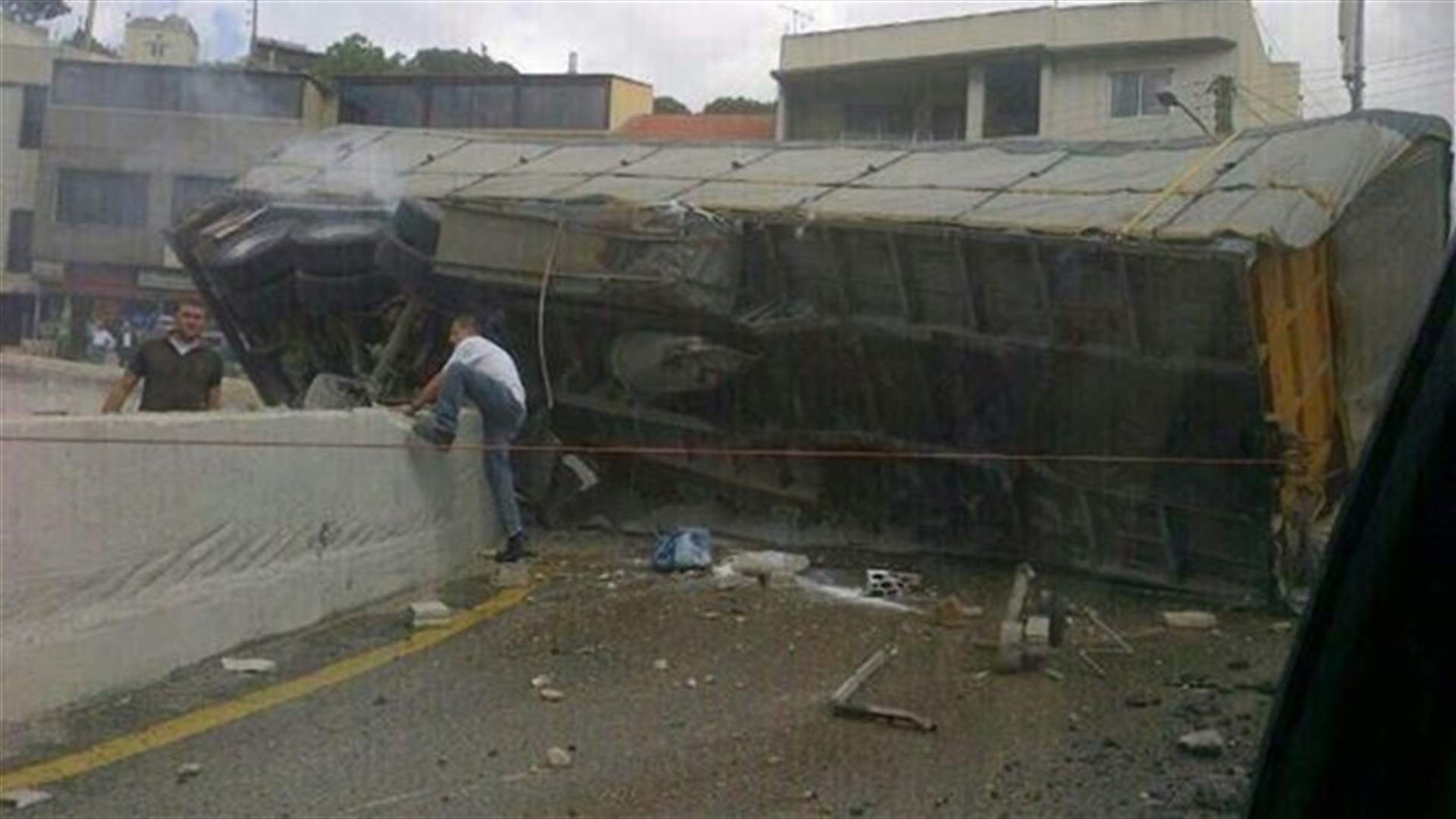 جرحى بانقلاب شاحنة على سيارتين عند كوع الكحالة