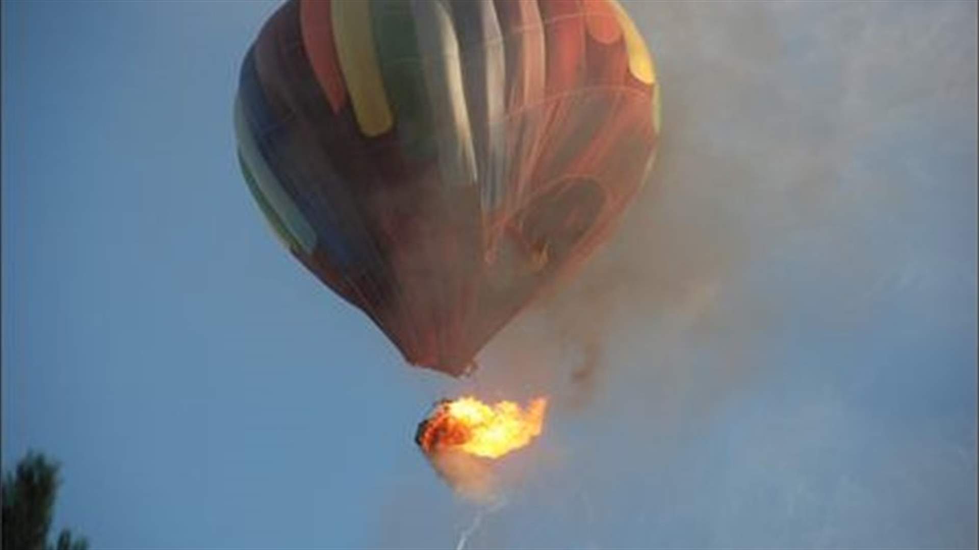 Hot air balloon hits power lines in NZ; 11 dead