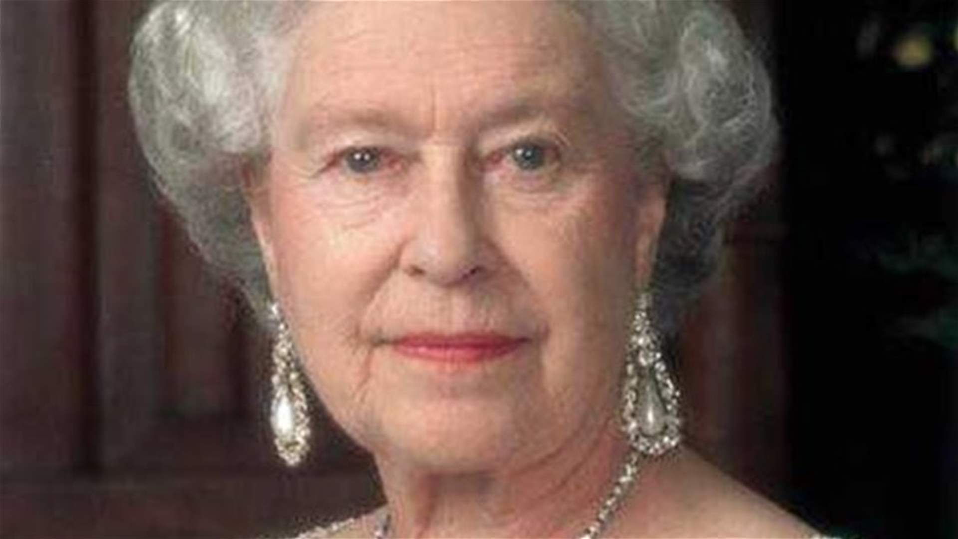 Queen Elizabeth welcomed to Paris with pomp and ceremony