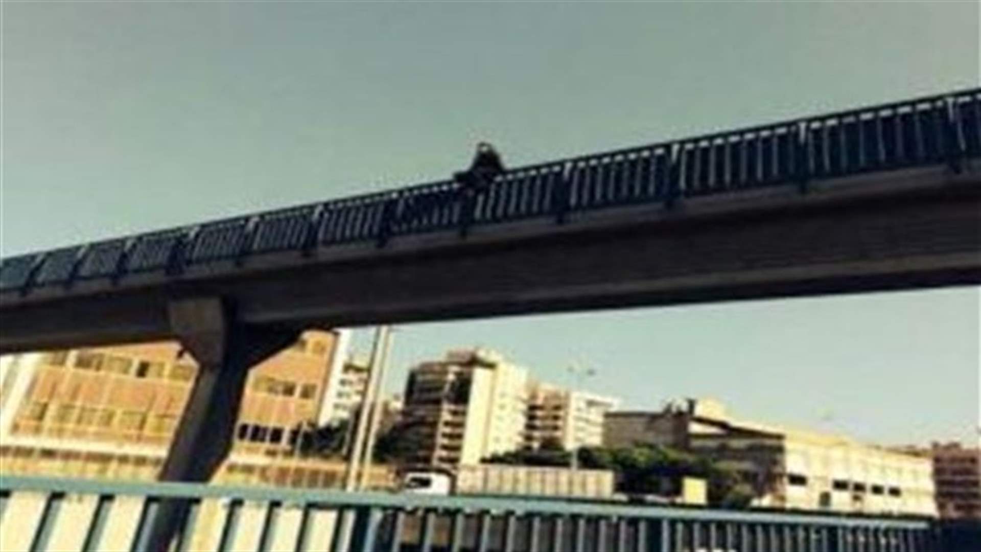 القوى الامنية نجحت في منع امرأة من الانتحار على جسر المدينة الرياضية