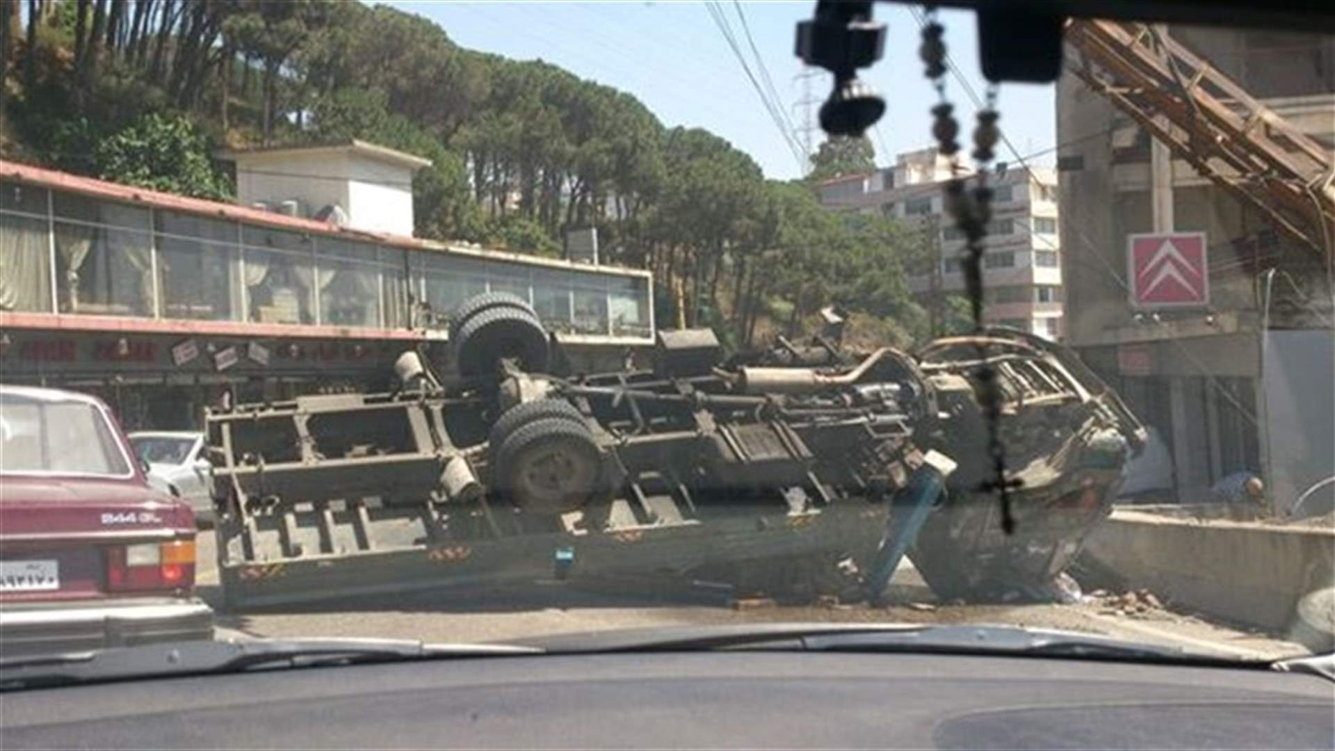 انقلاب شاحنة على مفرق عاريا- الكحالة