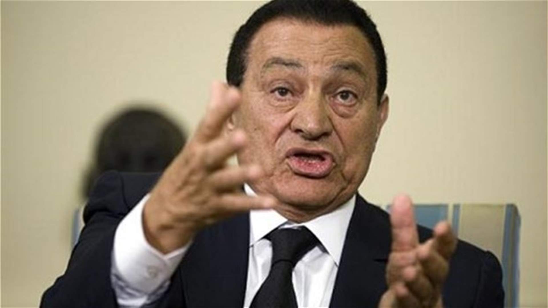 Egypt's Mubarak breaks leg in fall at hospital: security source