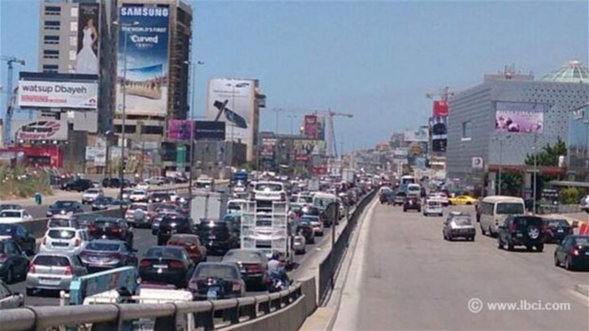 زحمة سير خانقة من أوتوستراد ضبيه باتجاه جونية 