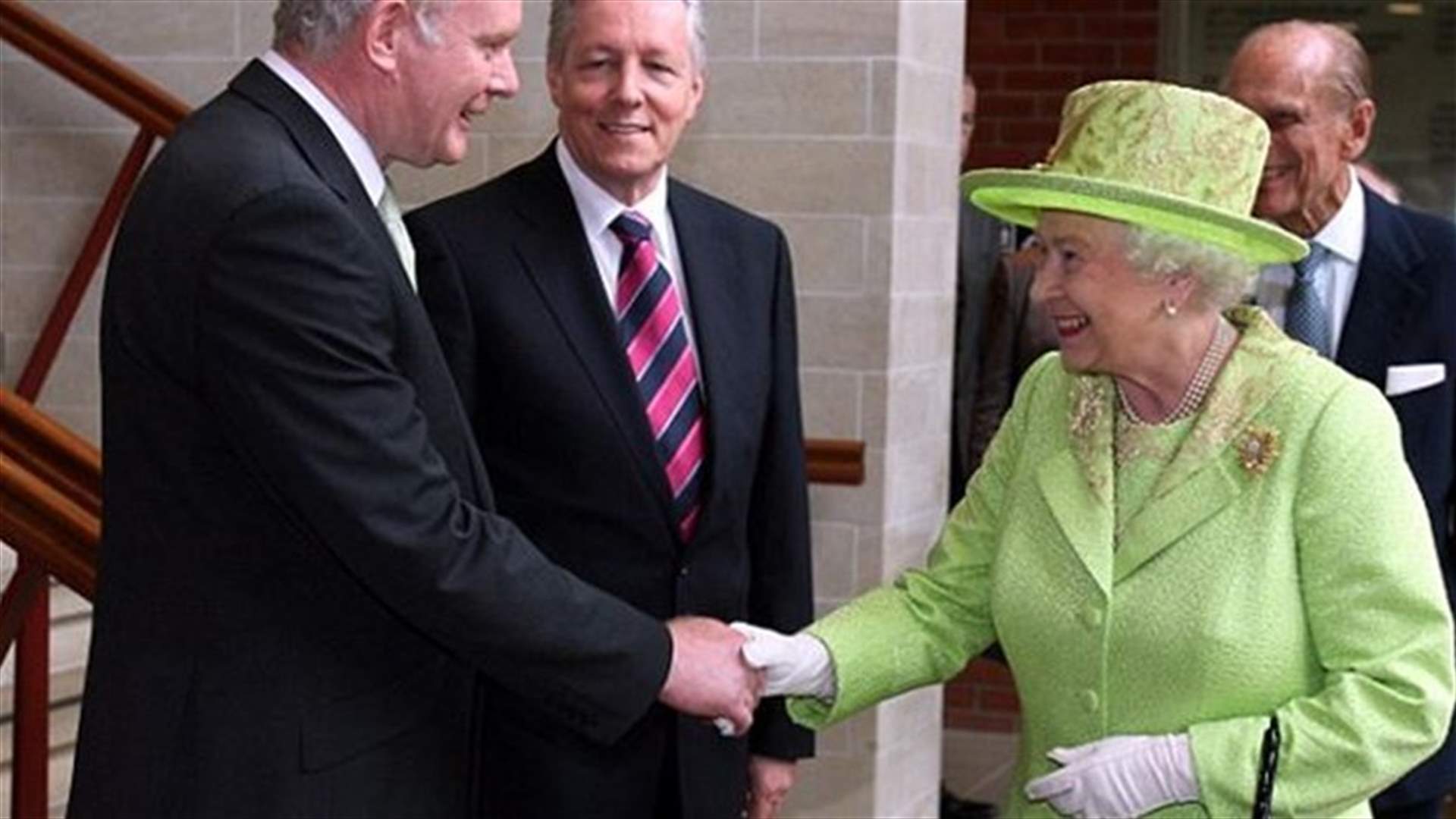 Queen tours Belfast jail with former IRA commander McGuinness