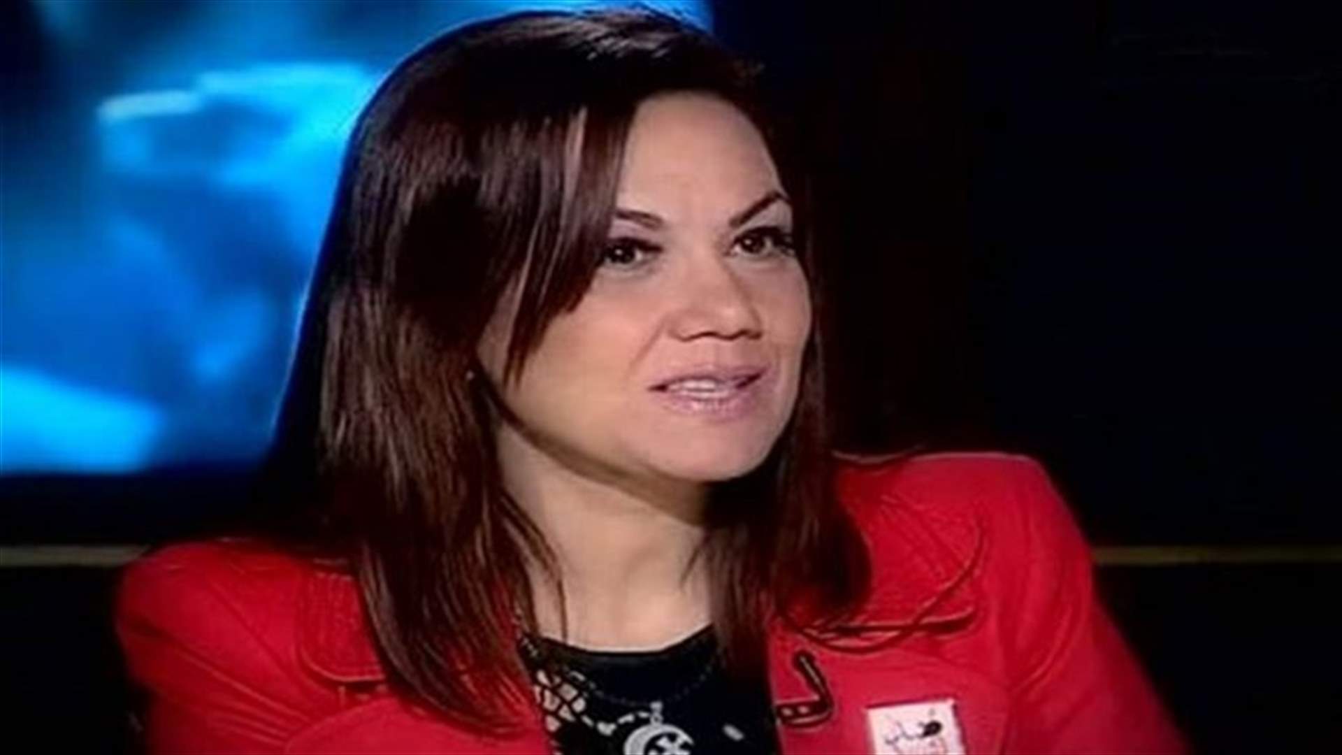 سقطت حمالة صدرها أثناء تقديمها لنشرة الأخبار فأحيلت للتحقيقات
