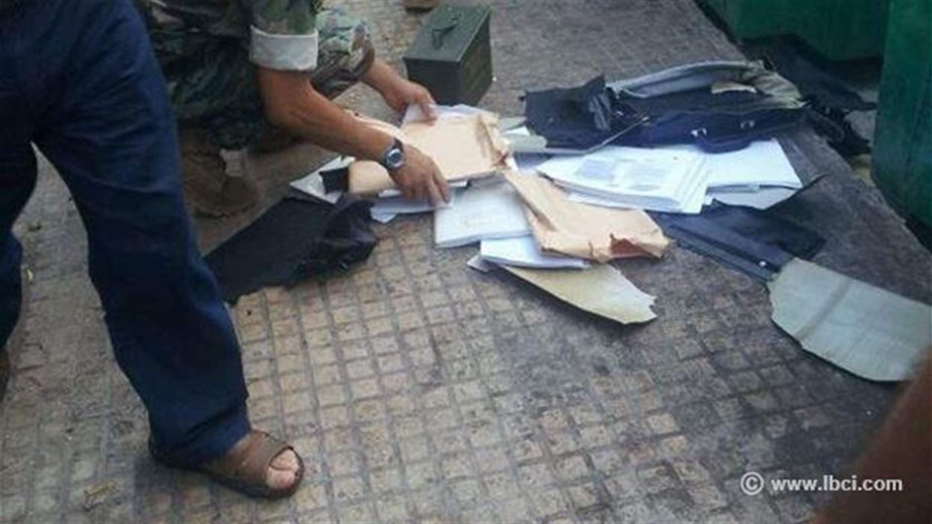 [PHOTOS] Military expert inspects suspicious bag in Beirut&#39;s Corniche al-Mazraa