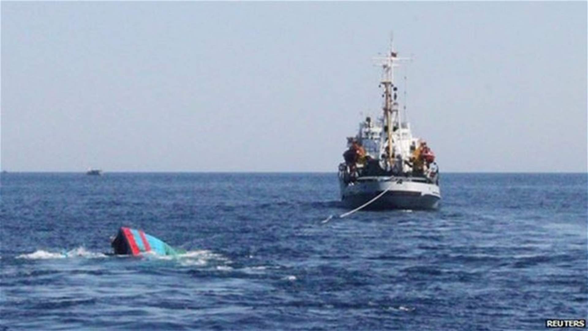 Chinese boat sinks in waters close to islets disputed with Japan