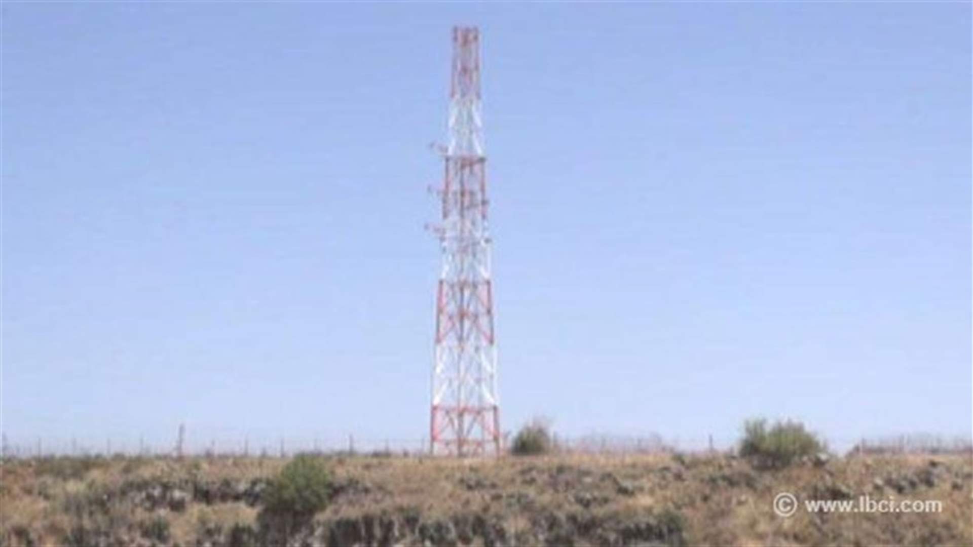الاسرائيليون يرفعون عمود ارسال قبالة الوزاني