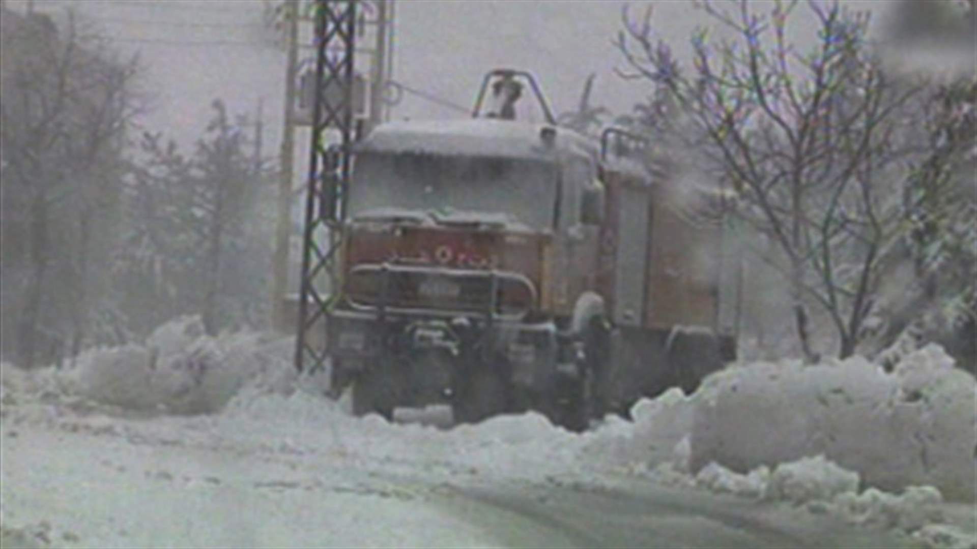 First signs of storm emerge as snowfall hinders traffic