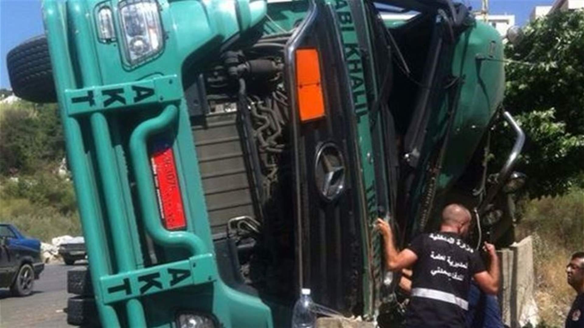 بالصور: انقلاب شاحنة في بكفيا