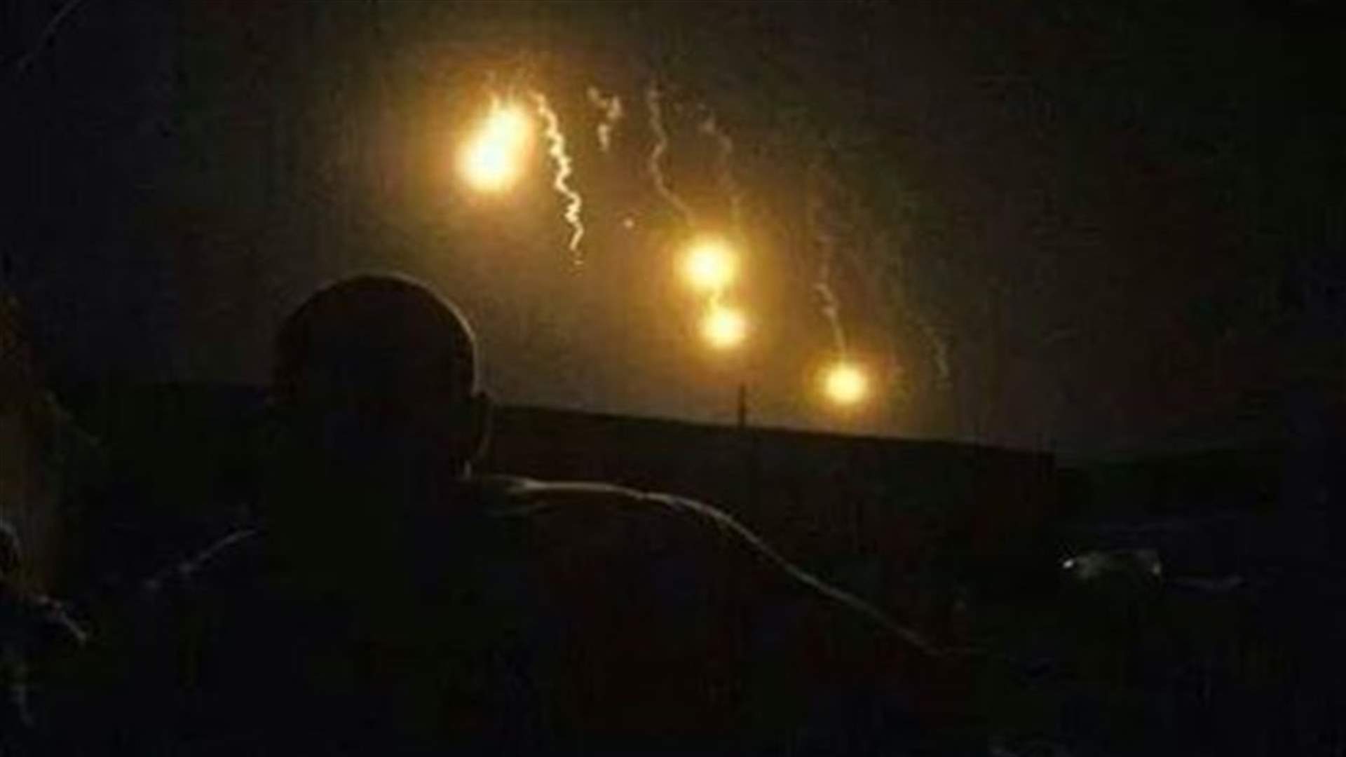 الطيران الاسرائيلي يلقي قنابل مضيئة في اجواء القرى الحدودية