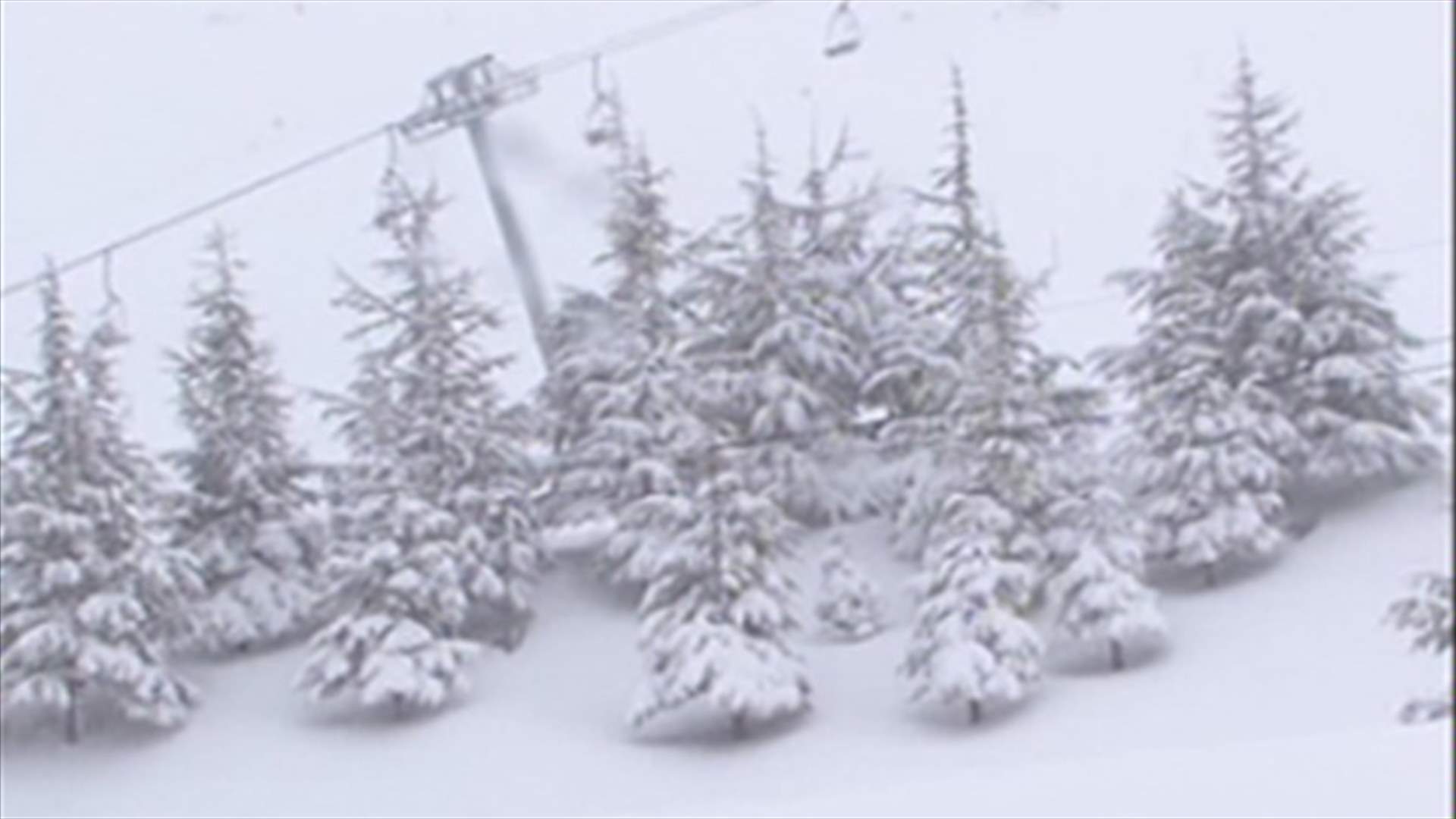 Snow invasion blocks mountain roads in Lebanon