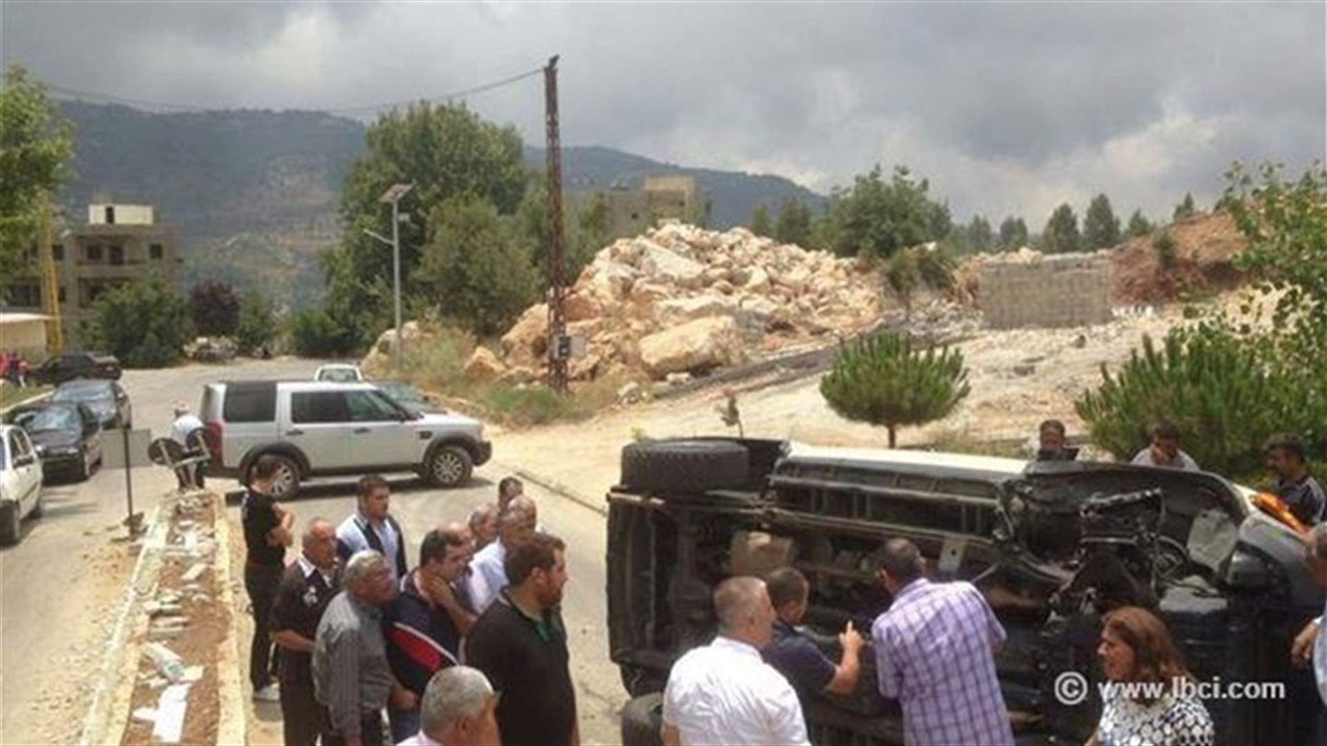 انقلاب سيارة في حراجل بعد اصطدامها بفاصل اسمنتي