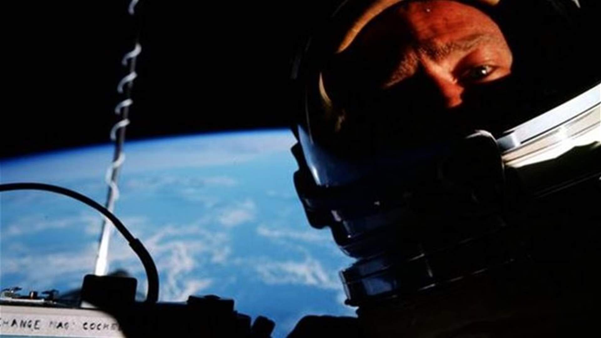 أول Selfie في الفضاء التقطها رجل ثمانيني