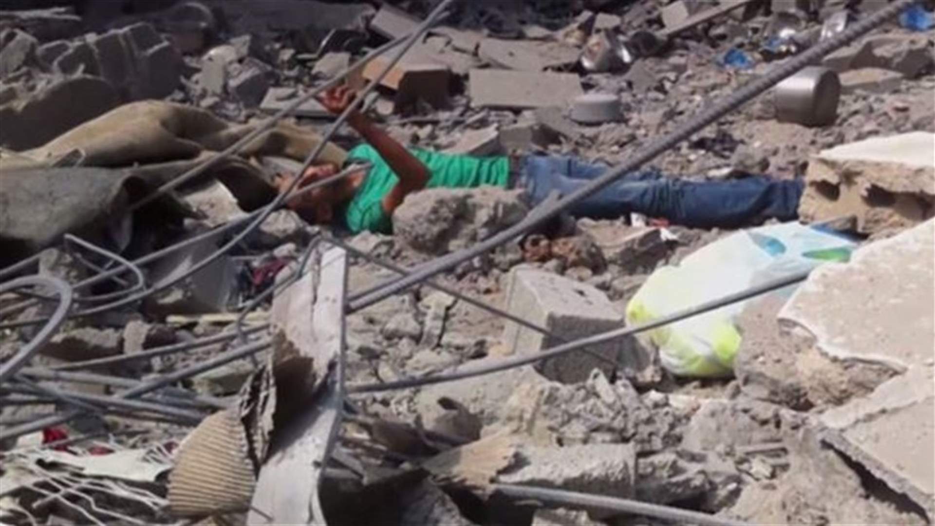 بالفيديو: قناص إسرائيلي يقتل مدنياً يبحث عن عائلته 