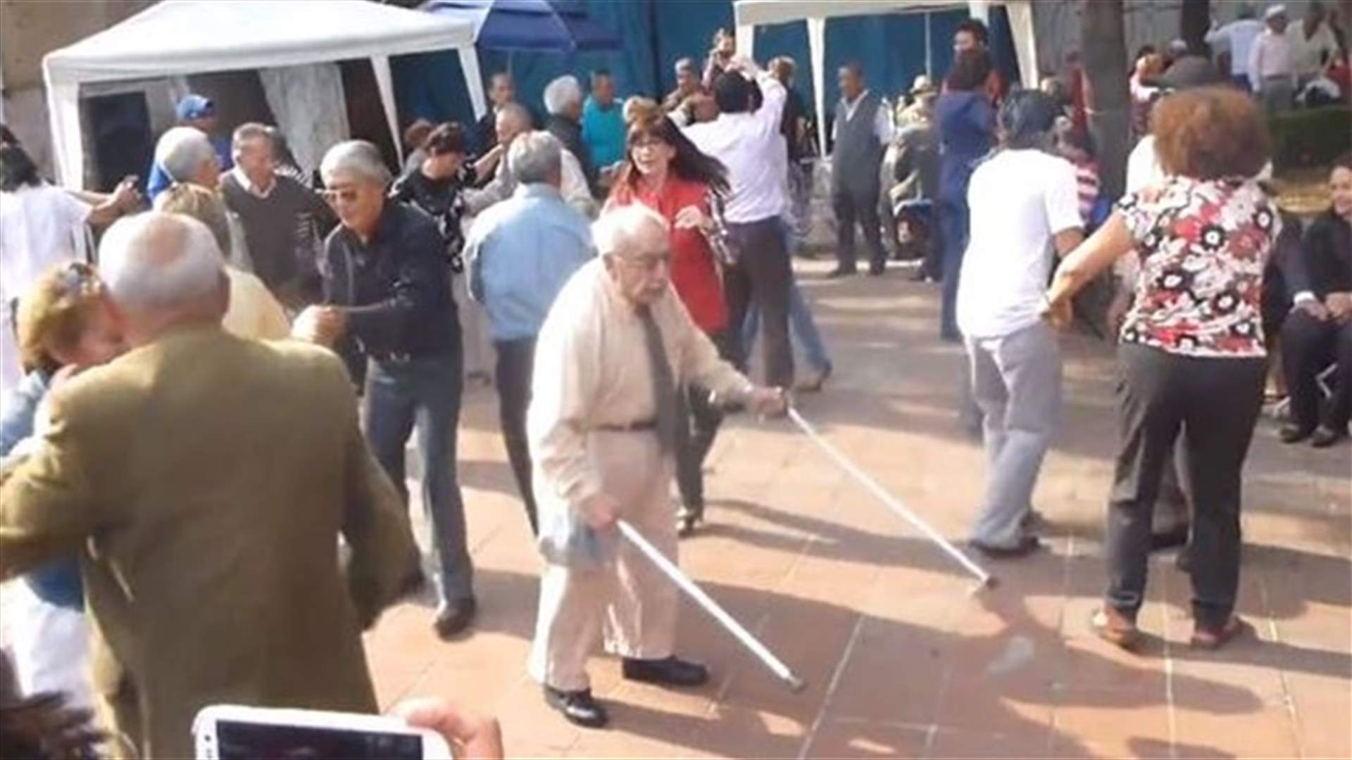 بالفيديو: عجوز يسترجع شبابه ويرمي عصاه ليرقص