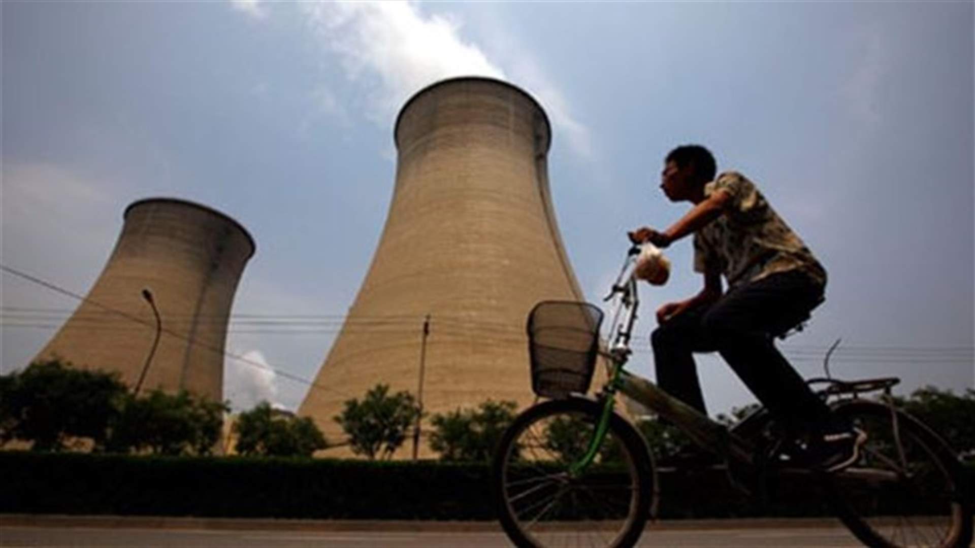 Beijing shuts big coal-fired power plant to ease smog -Xinhua   