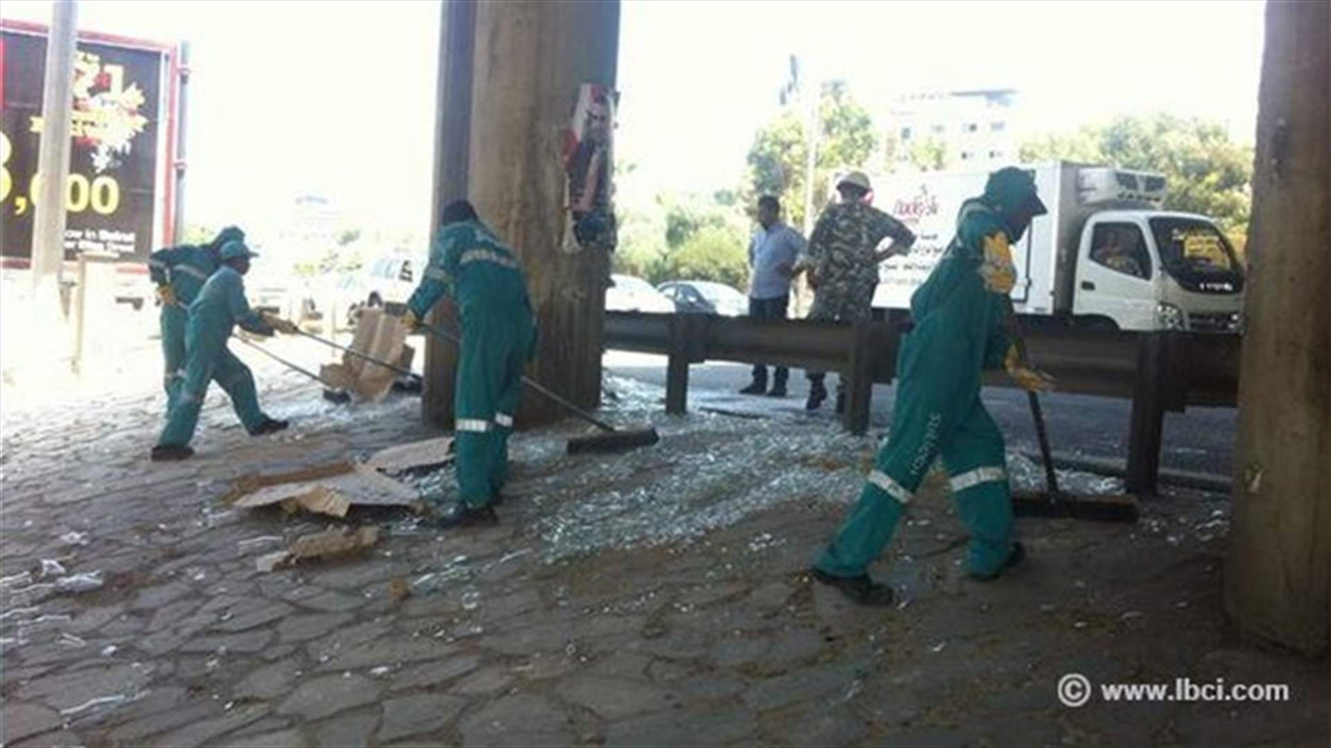 حادث شاحنة يتسبب بزحمة سير كثيفة من جسر يسوع الملك باتجاه الضبية