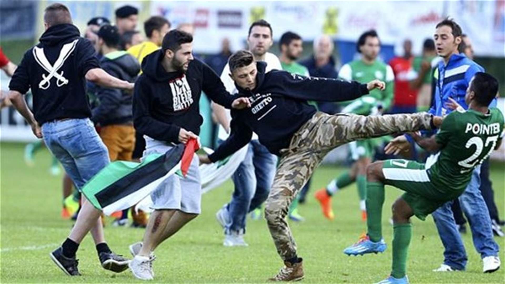 بالفيديو...محتجون في النمسا يهاجمون لاعبي كرة قدم إسرائيليين بسبب غزة