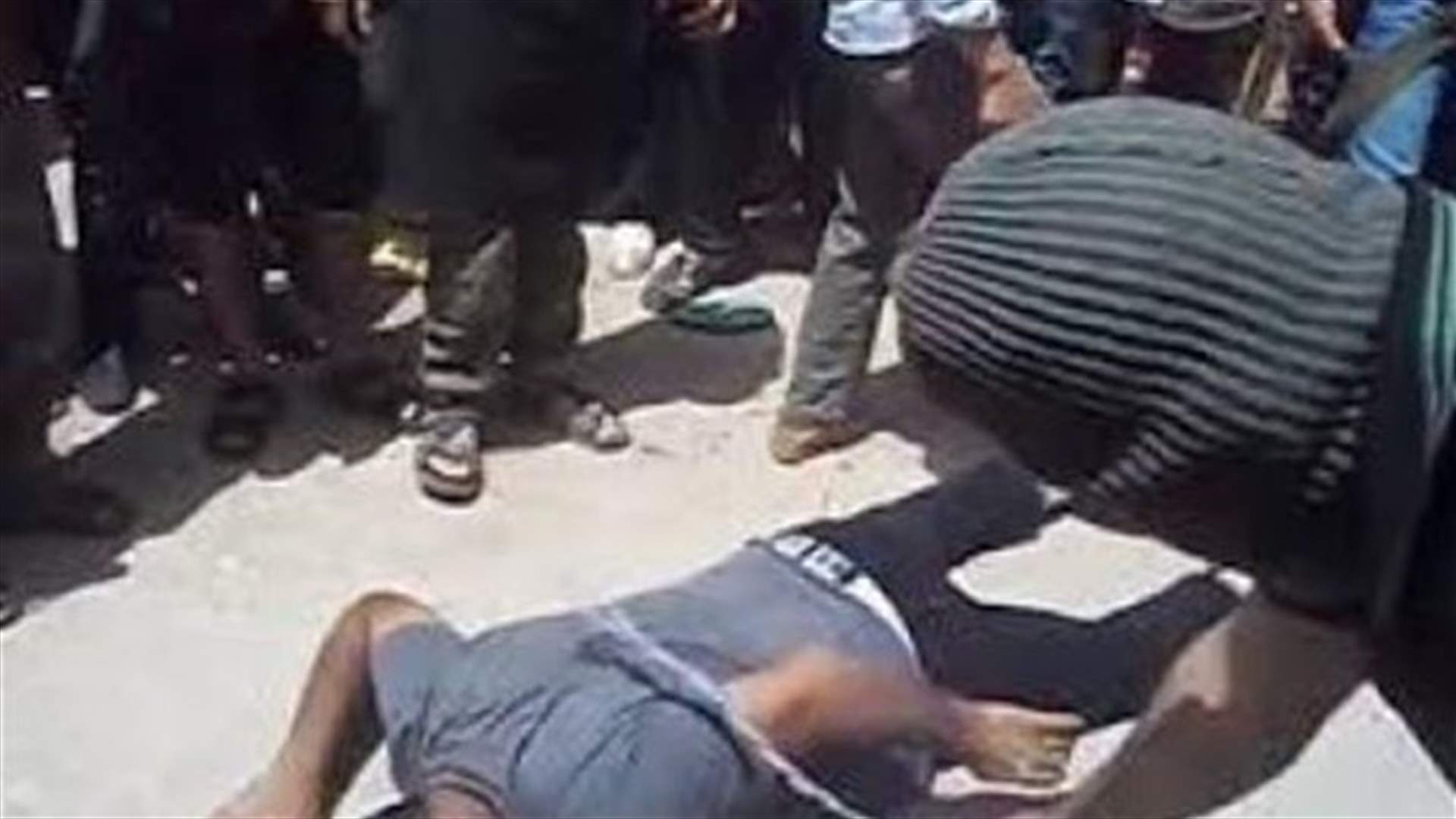 جلد 5 اشخاص لتناولهم الطعام اثناء رمضان        