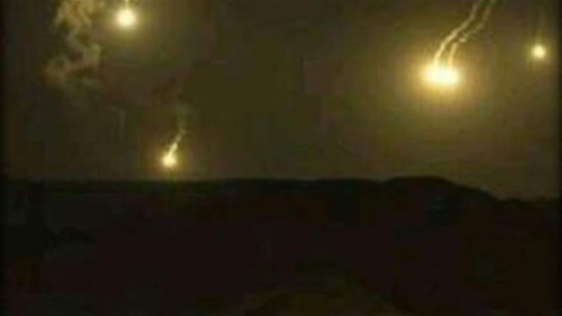 الجيش الاسرائيلي يلقي قنابل مضيئة ليلا فوق قضاء بنت جبيل 