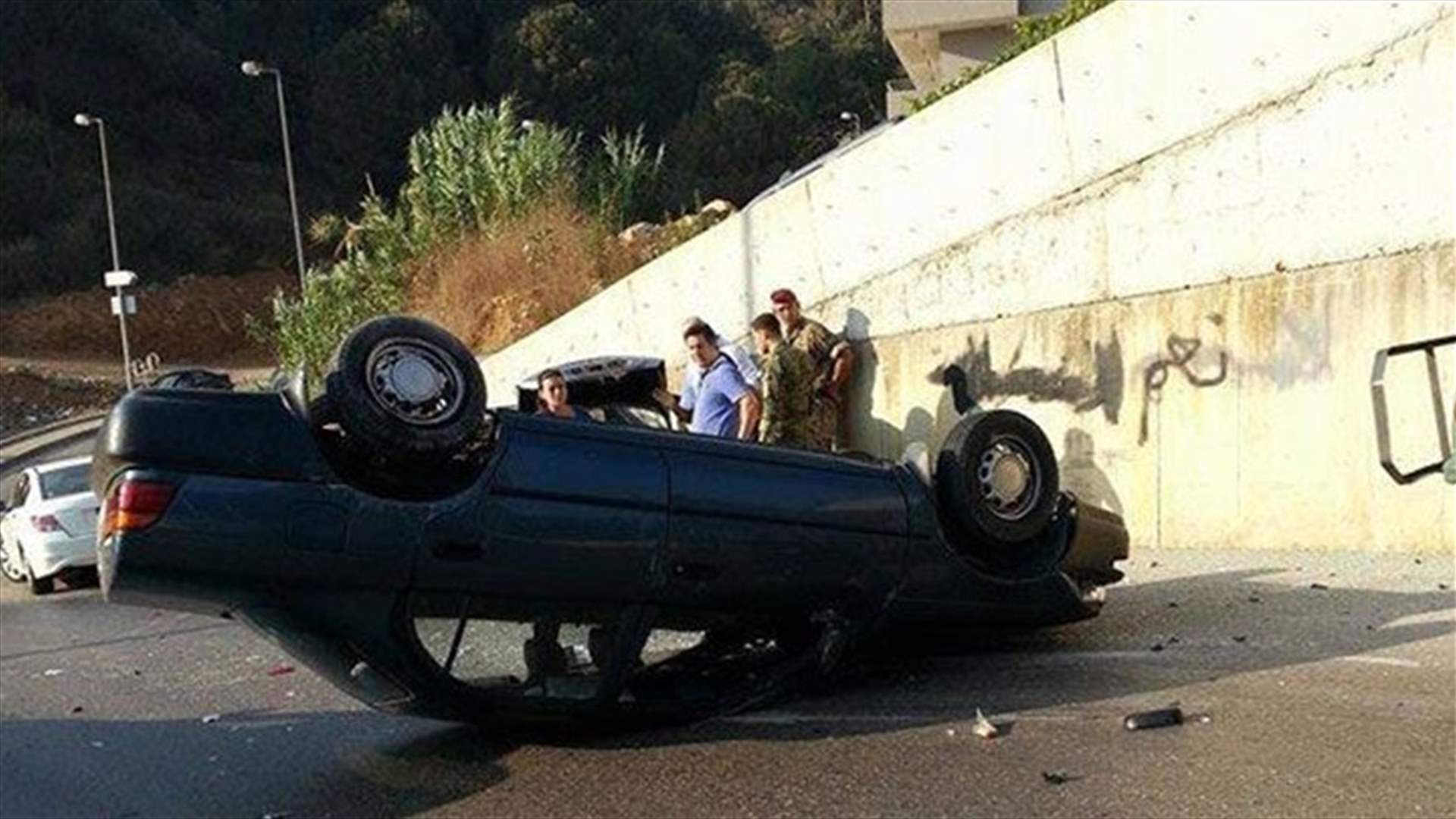 انقلاب سيارة على اوتوستراد بعبدات