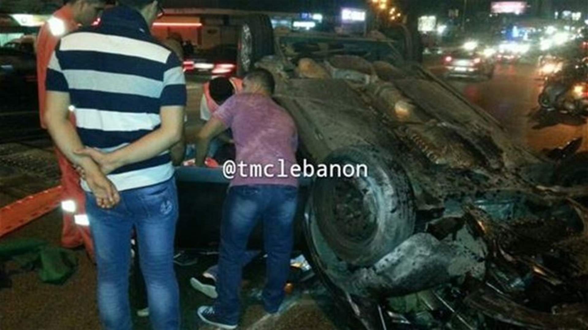 انقلاب سيارة على جسر الدورة ليلا