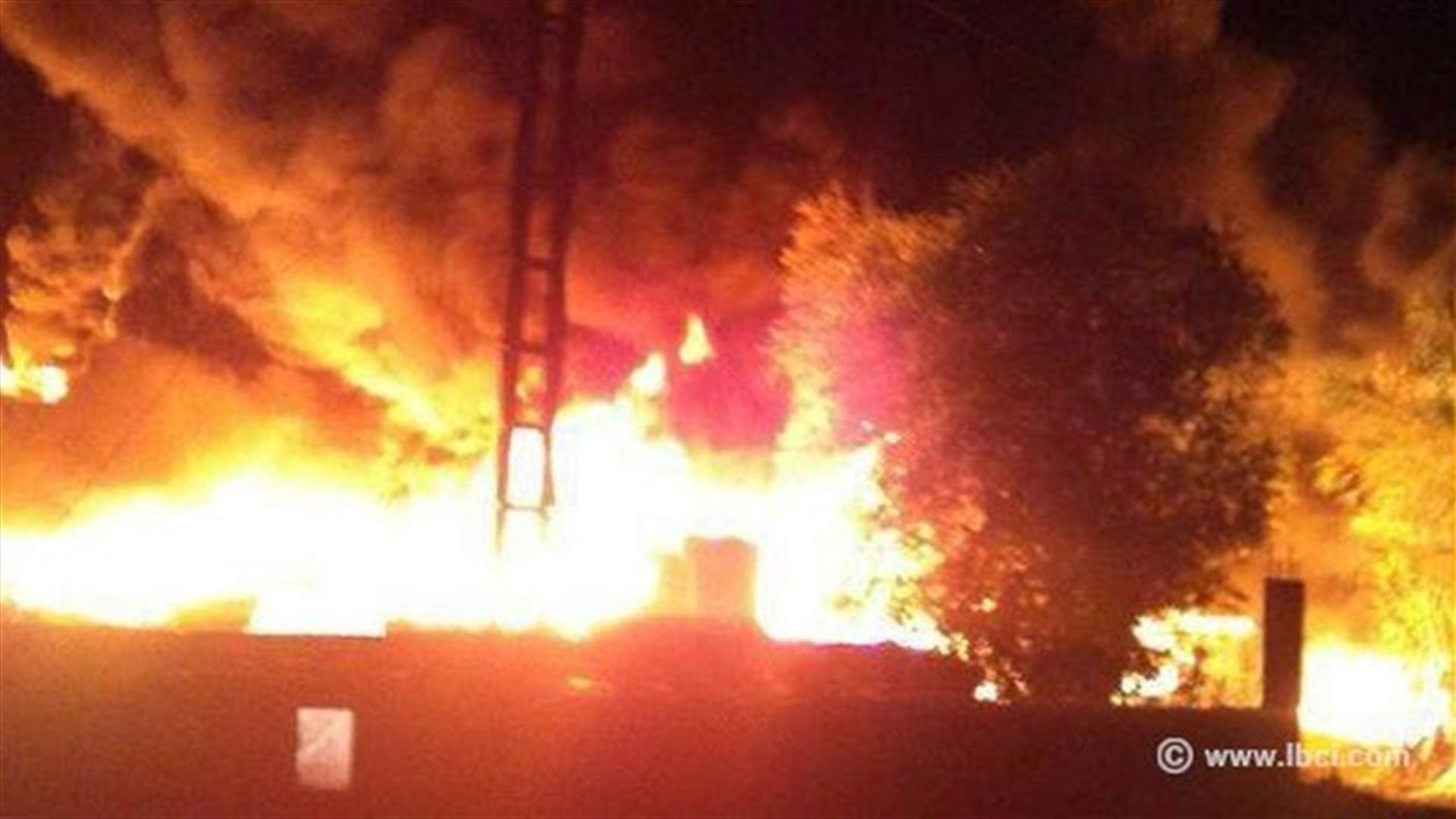 بالصور ـ حريق في مستودع للبلاستيك في قب الياس