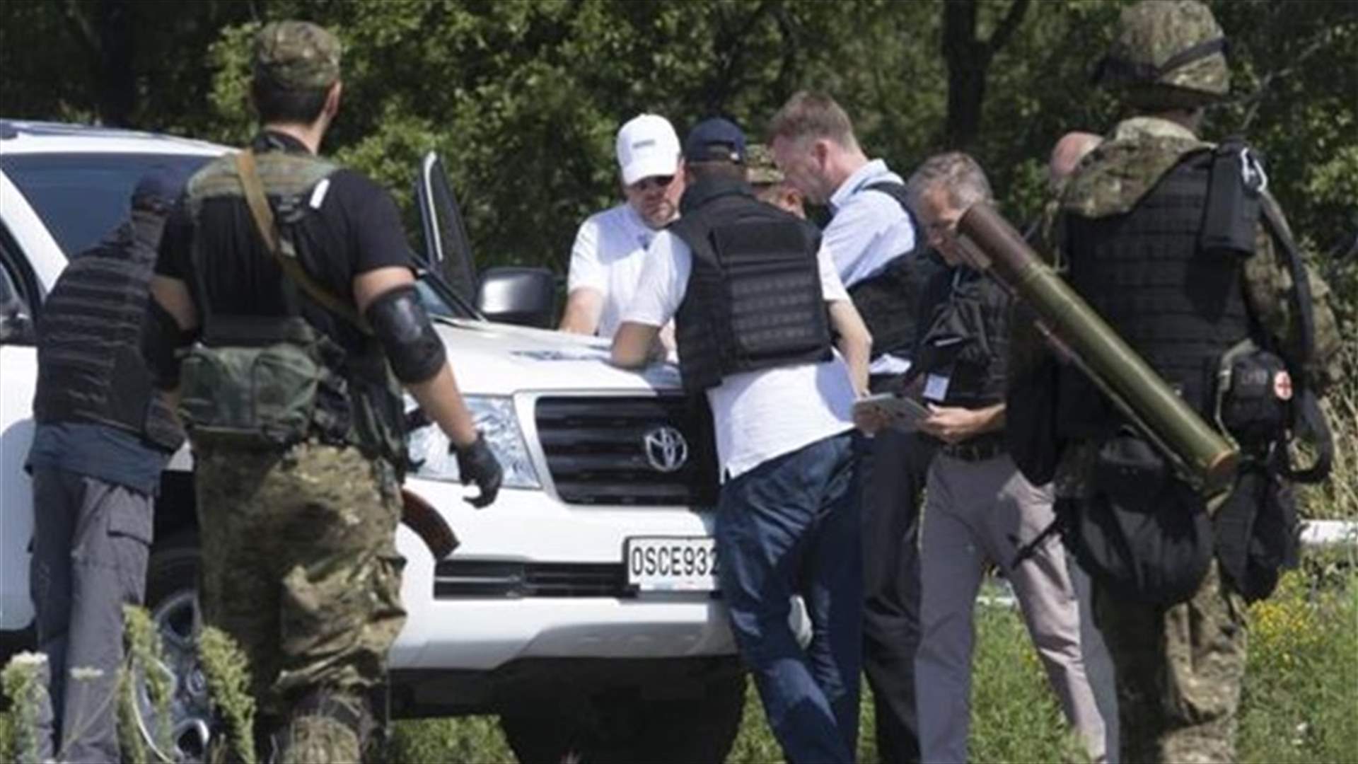 Ukraine premier stays on, envoys agree on crash site route