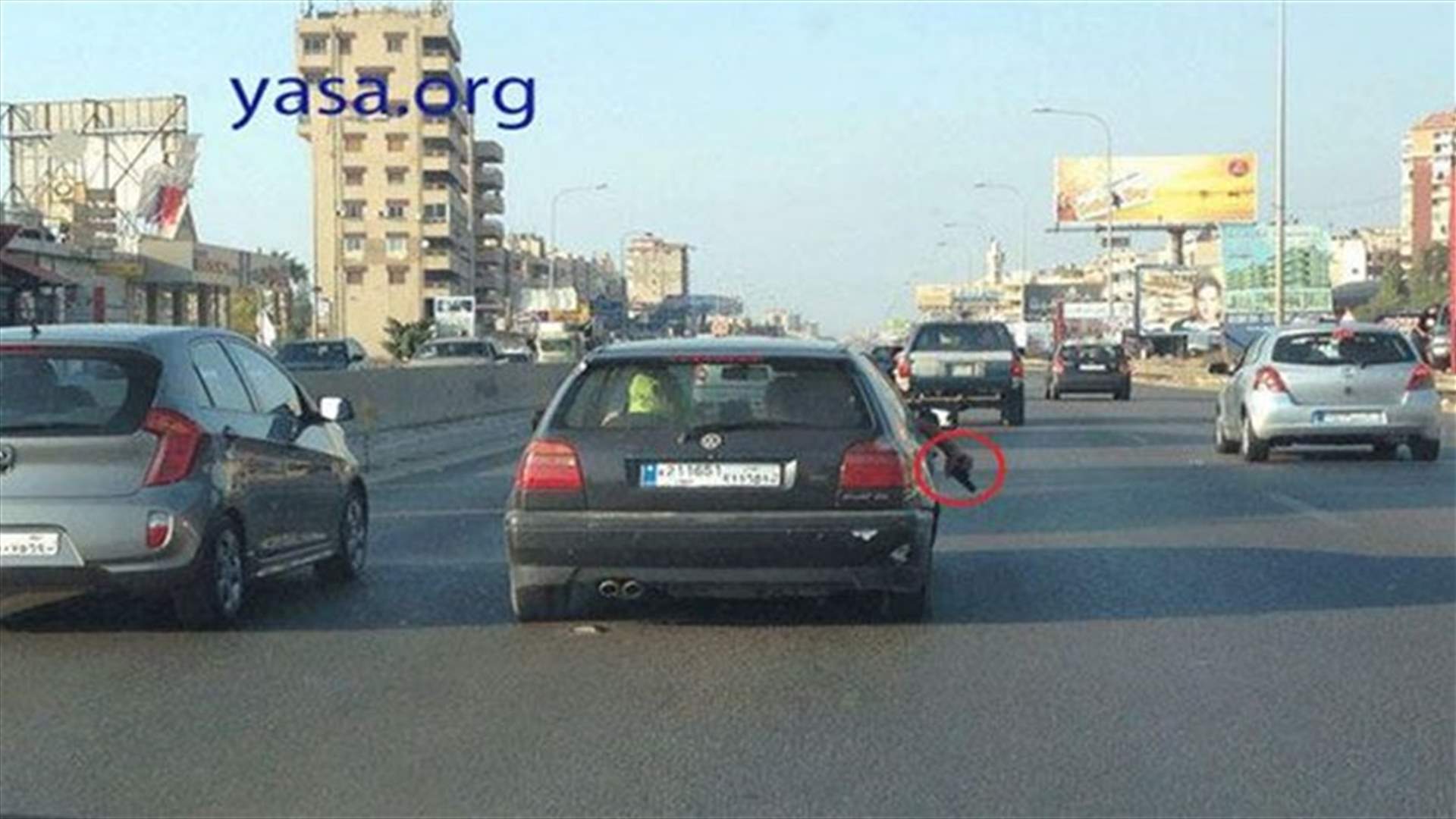 في لبنان أيضاً.. شاب يشهر سلاحه من السيارة أثناء القيادة على الأوتوستراد