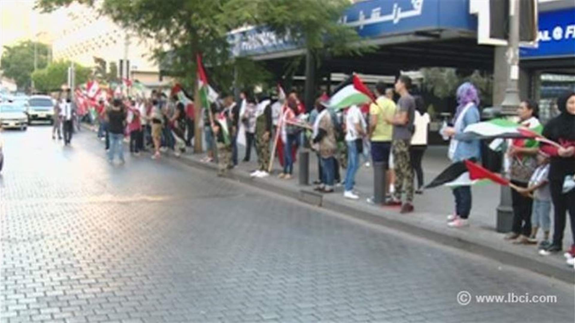 سلسلة بشرية في الحمرا تضامنا مع غزة
