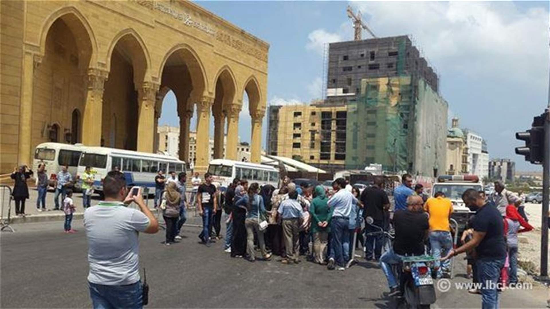 [VIDEO+PHOTOS] Arsal residents block road near Beirut's Mohammed al-Amin mosque, open it shortly after