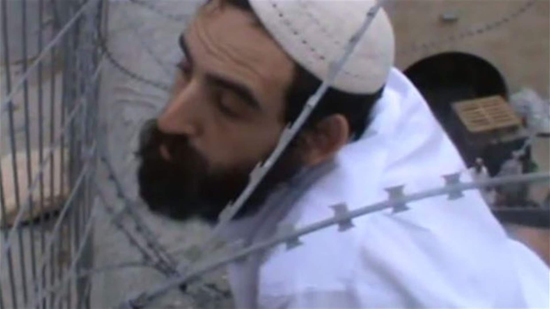 بالفيديو: إسرائيلي حاول إزالة علم فلسطين فنال جزاه